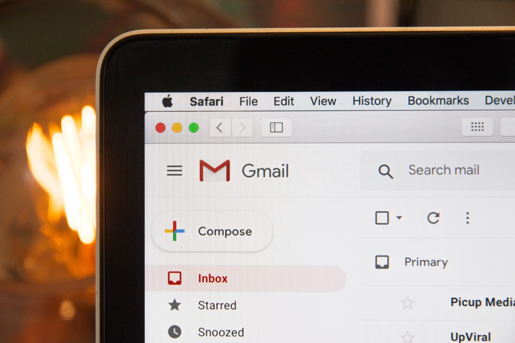 Ein Teil eines Laptops mit geöffneter Gmail-Webseite.