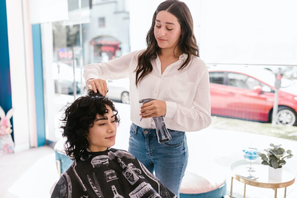 Friseurin frisiert Kundin die Haare