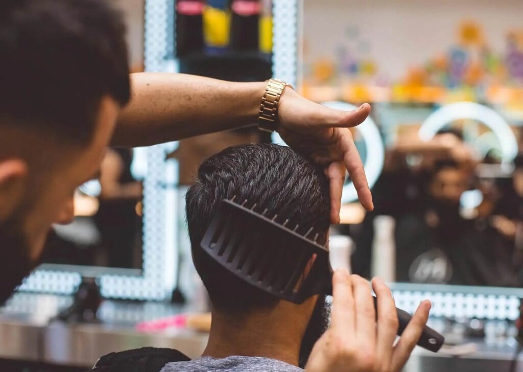 Einem Kunden werden die Haare gebürstet