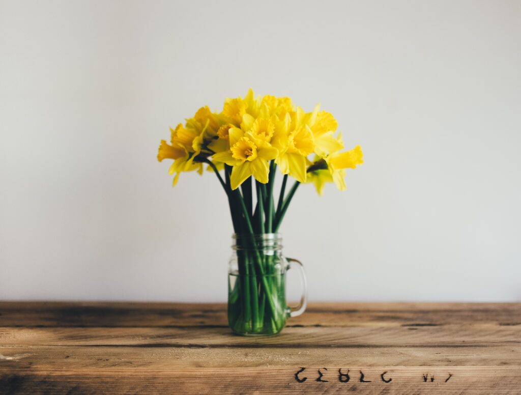 Frühlingsdeko in Form von gelben Blumen