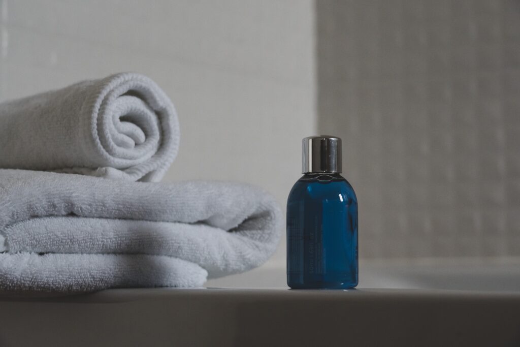 Spa-Einrichtung: Handtücher und Shampoo
