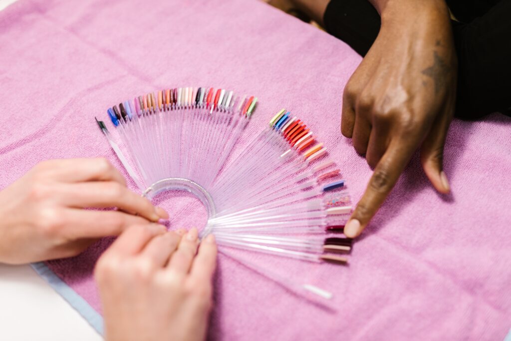 Kundin sucht sich Nagellackfarbe aus