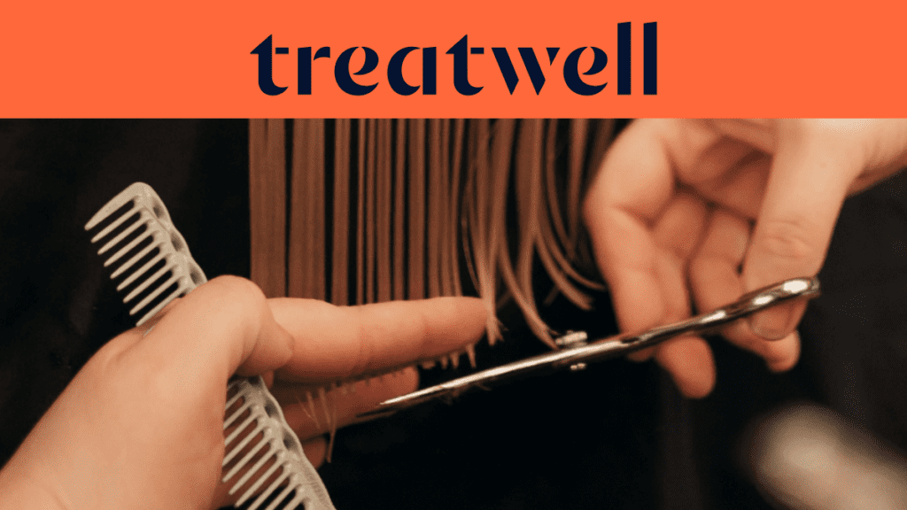 Nahaufnahme der Hände eines Friseurs, der die Spitzen von glattem Haar mit einer Schere und einem Kamm schneidet. Ein orangefarbenes Banner am oberen Rand zeigt das „Treatwell“-Logo in Dunkelblau.