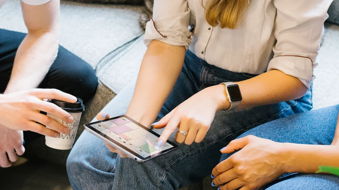 Salonteam schaut auf einem Tablet in Treatwell Connect auf den Buchungskalender