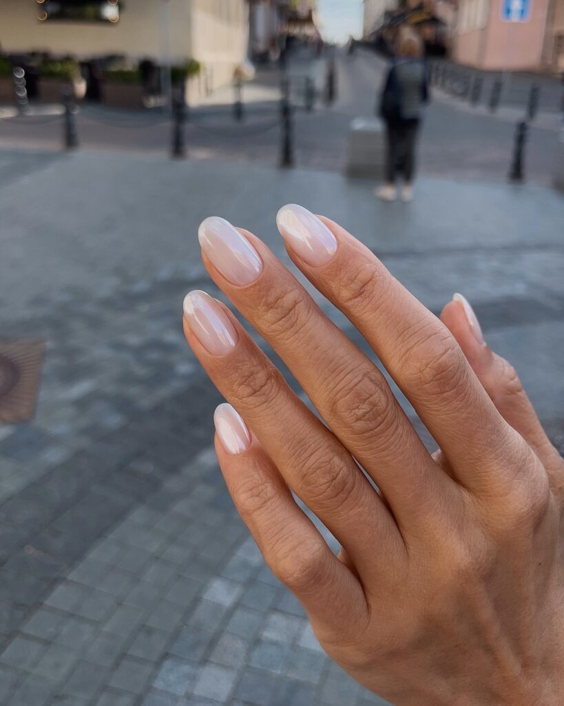 Beauty-Trends Frühling 2026 - Milky White und Buffed Nails - @sansilt | Treatwell