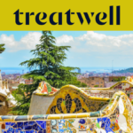 Ein malerischer Blick auf Barcelona vom Park G&uuml;ell aus, mit Antoni Gaud&iacute;s ber&uuml;hmten bunten Mosaikb&auml;nken und m&auml;rchenhaften T&uuml;rmen im Vordergrund, dahinter die Stadt und das Meer. Ein gelbes Banner am oberen Rand zeigt das &bdquo;treatwell&ldquo;-Logo.