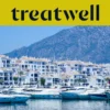 Der Yachthafen Puerto Banús in Marbella, gesäumt von weißen Apartmenthäusern und vertäuten Yachten vor Bergkulisse, unter einem gelben Treatwell-Banner.