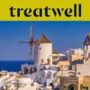 Weiß getünchte Häuser und traditionelle Windmühlen über dem tiefen Blau der Ägäis in Oia auf Santorini, unter einem gelben Banner mit dem Treatwell-Logo.