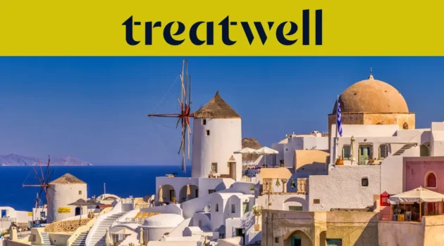 Weiß getünchte Häuser und traditionelle Windmühlen über dem tiefen Blau der Ägäis in Oia auf Santorini, unter einem gelben Banner mit dem Treatwell-Logo.