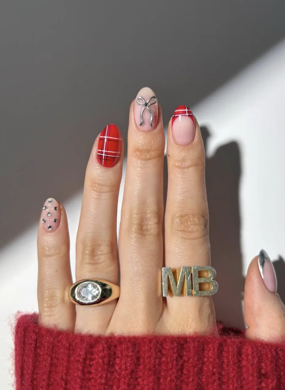 Rote Karo-Nail-Art mit Schleifen-Design und Strasssteinchen